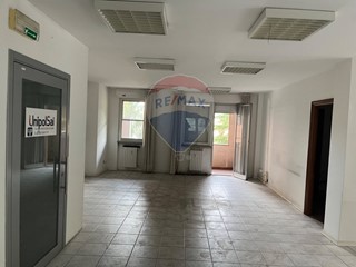 Ufficio in Vendita a Perugia, 270'000&euro;, 386 m²