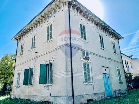 Villa in Vendita a Fabriano, 210'000€, 450 m²