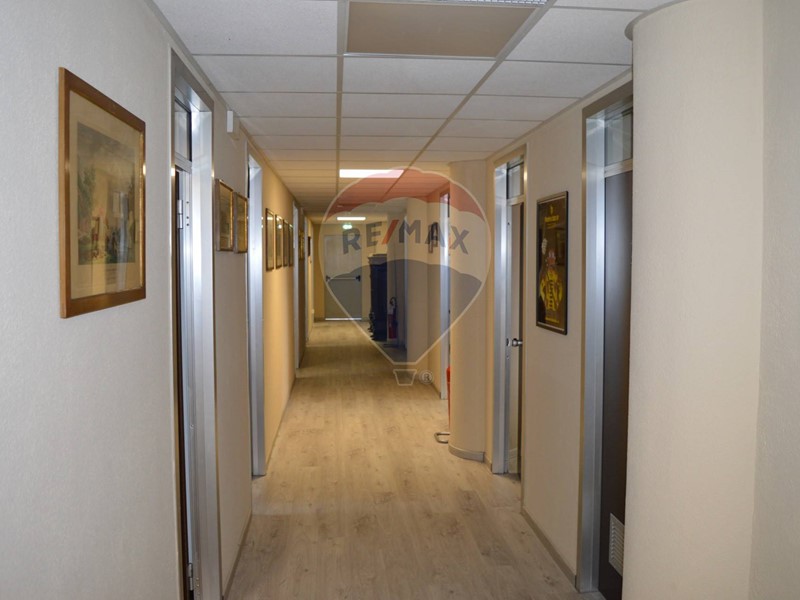 Ufficio in Affitto a Perugia, 2'700€, 360 m²