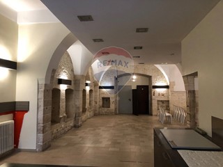 Immobile commerciale in Affitto a Putignano, 1'350€, 180 m²