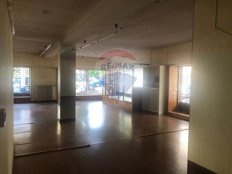 Immobile commerciale in Affitto a Perugia, 850€, 115 m²