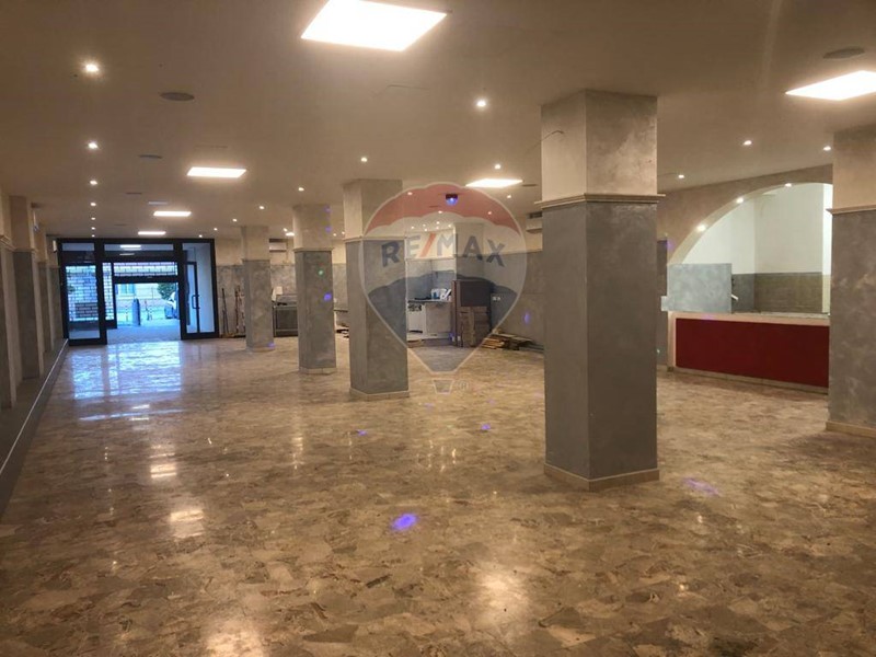 Immobile commerciale in Affitto a Corciano, 1'900€, 245 m²