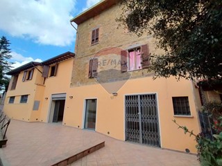 Immobile commerciale in Affitto a Perugia, 1'000€, 120 m²