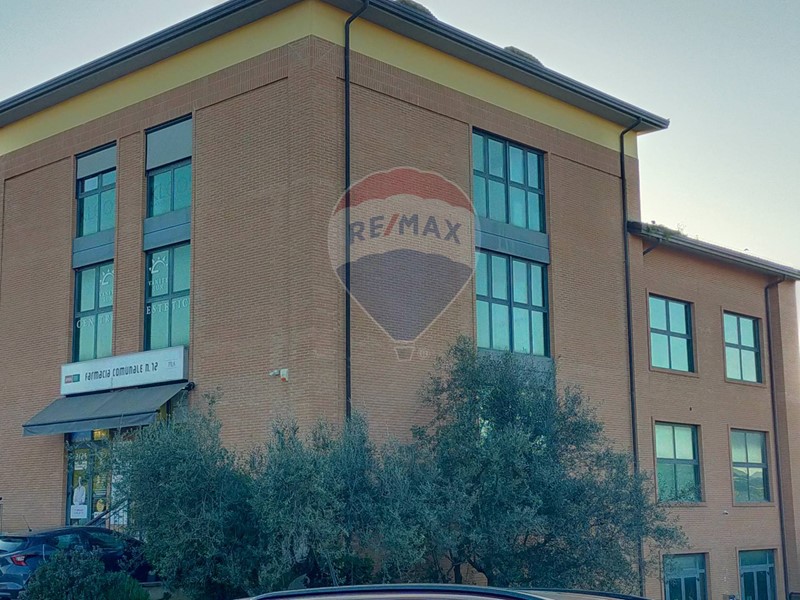 Immobile commerciale in Affitto a Perugia, 2'000€, 180 m²
