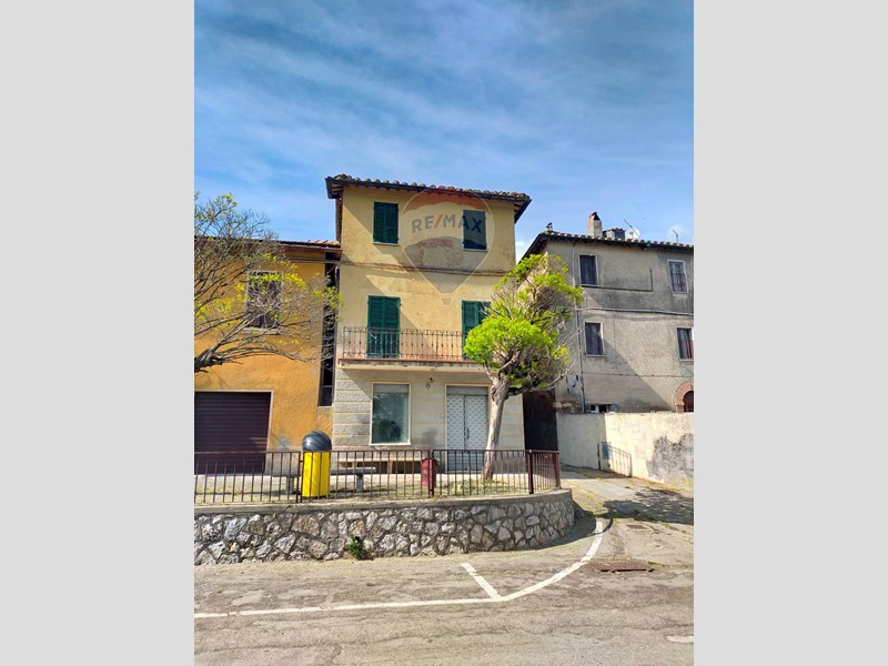 Casa Indipendente in Vendita a Perugia, 60'000€, 210 m²