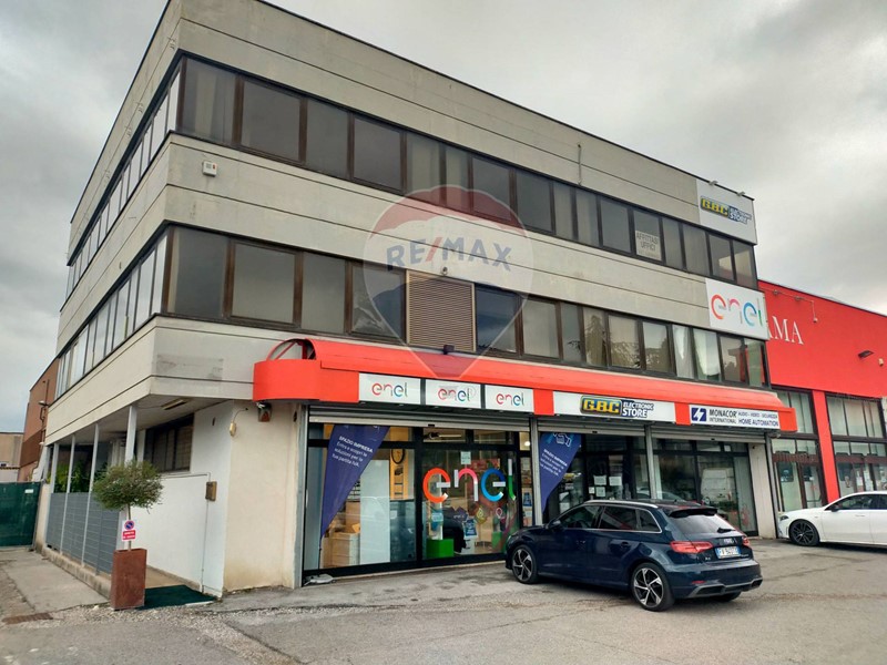 Ufficio in Affitto a Perugia, 1'000€, 250 m²
