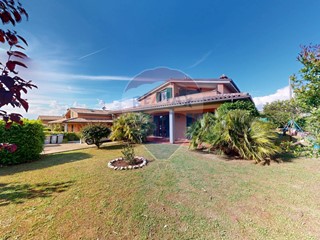 Villa in Vendita a Perugia, 425'000€, 350 m²