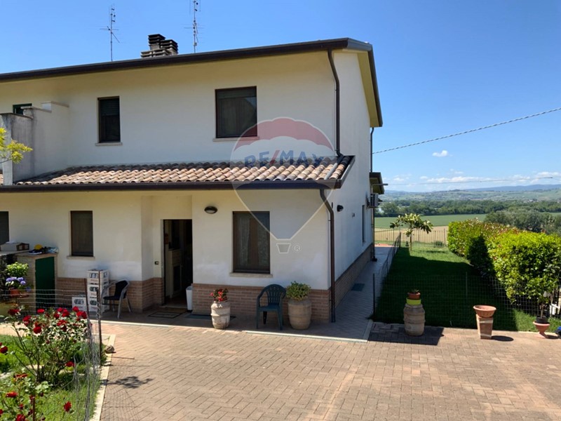 Casa Semi Indipendente in Vendita a Deruta, 260'000€, 230 m²