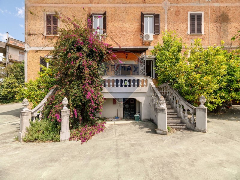 Casa Semi Indipendente in Vendita a Montelibretti, 350'000€, 492 m²