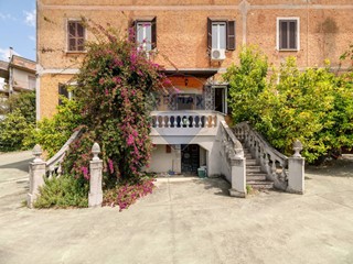 Casa Semi Indipendente in Vendita a Montelibretti, 350'000€, 492 m²