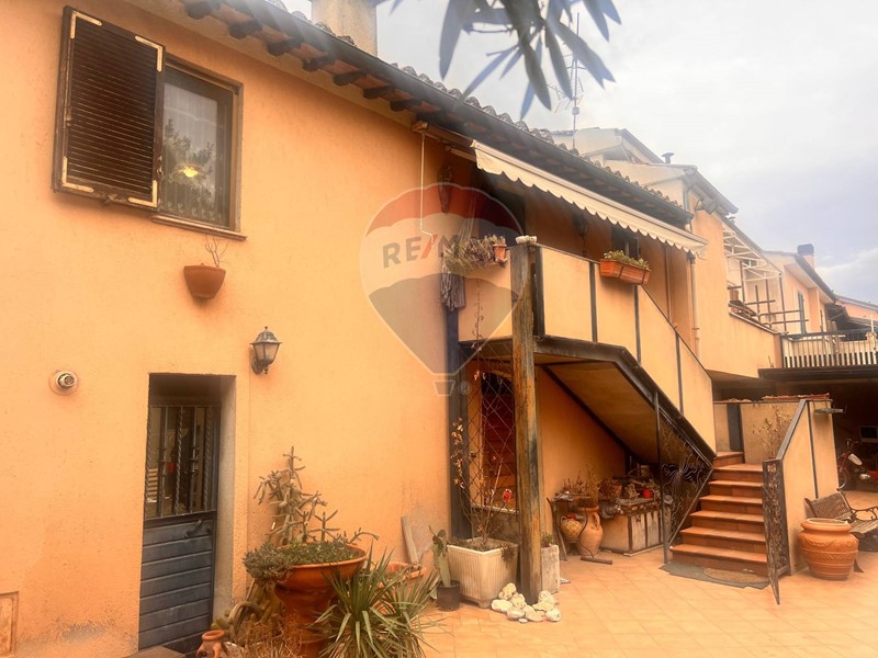 Casa Semi Indipendente in Vendita a Foligno, 165'000€, 300 m²