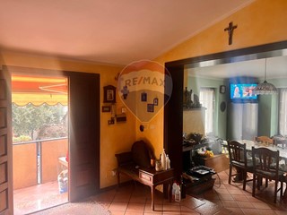 Casa Semi Indipendente in Vendita a Foligno, 165'000€, 300 m²