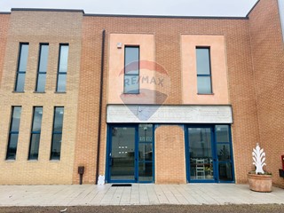 Immobile commerciale in Vendita a Magione, 330'000€, 440 m²