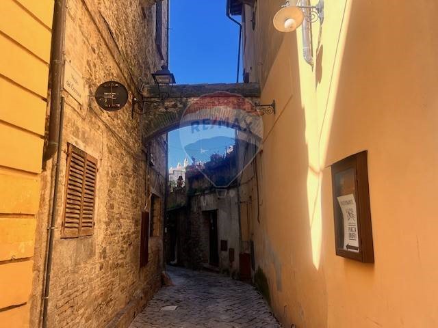 Quadrilocale in Vendita a Bevagna, 50'000€, 148 m²