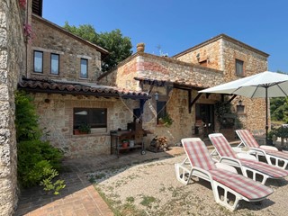 Villa in Vendita a Gualdo Cattaneo, 880'000€, 600 m²