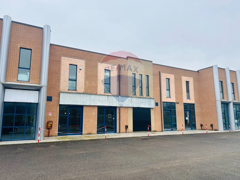 Immobile commerciale in Affitto a Magione, 2'500€, 440 m²