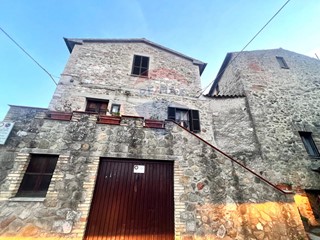 Casa Semi Indipendente in Vendita a Gualdo Cattaneo, 168'000€, 300 m²