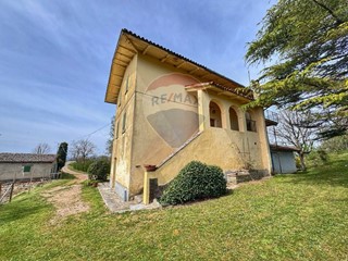 Casa Indipendente in Vendita a Montone, 250'000€, 232 m²