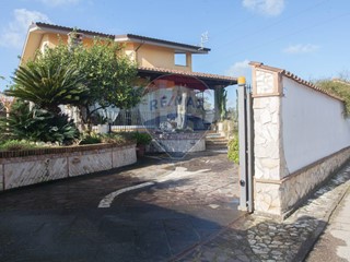 Villa in Vendita a Nettuno, 270'000€, 126 m²