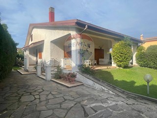 Villa in Vendita a Ardea, 270'000€, 160 m²
