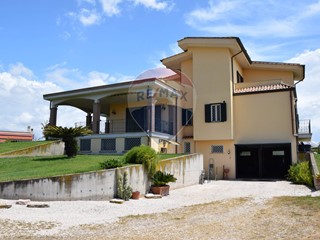 Villa in Vendita a Nettuno, 429'000€, 330 m², con Box