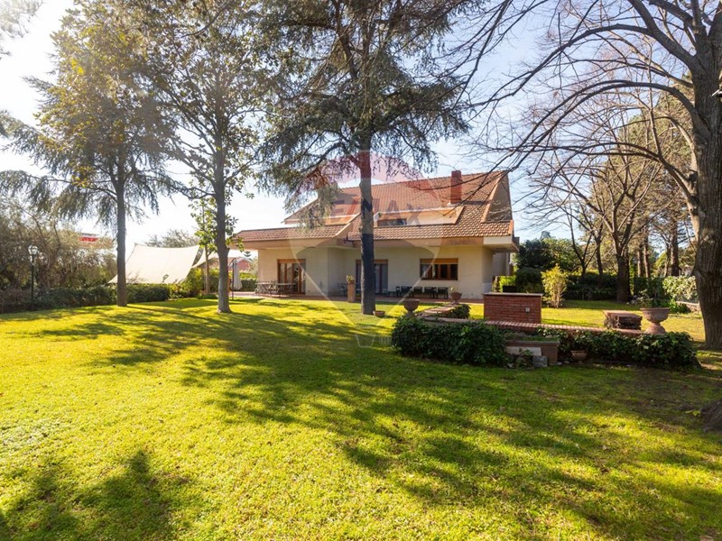 Villa in Vendita a Mascalucia, 830'000€, 600 m², con Box