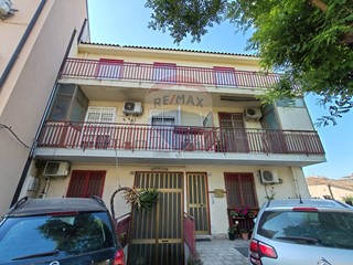 Trilocale in Vendita a Aci Castello, 105'000€, 73 m²