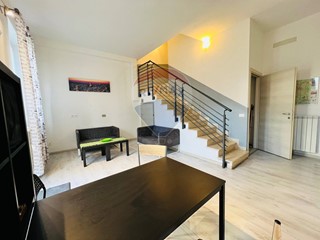 Attività commerciale in Vendita a Campi Bisenzio, 353'000€, 214 m²