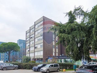 Negozio in Affitto a Prato, 2'100€, 395 m²