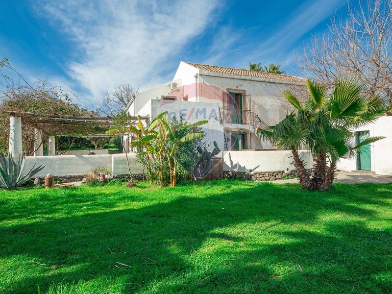 Rustico in Vendita a Giarre, 750'000€, 301 m²