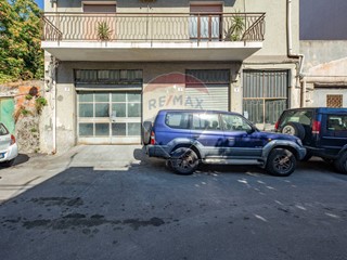 Laboratorio in Vendita a Catania, 150'000€, 286 m², con Box