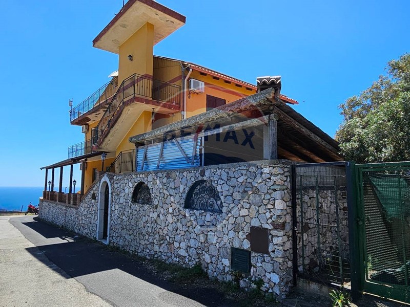 Casa Indipendente in Vendita a Furci Siculo, 240'000€, 550 m²