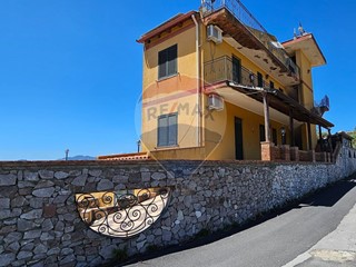 Appartamento in Vendita a Furci Siculo, 240'000€, 550 m²