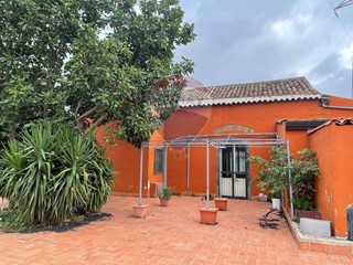 Immobile commerciale in Affitto a Calatabiano, 2'500€, 150 m²