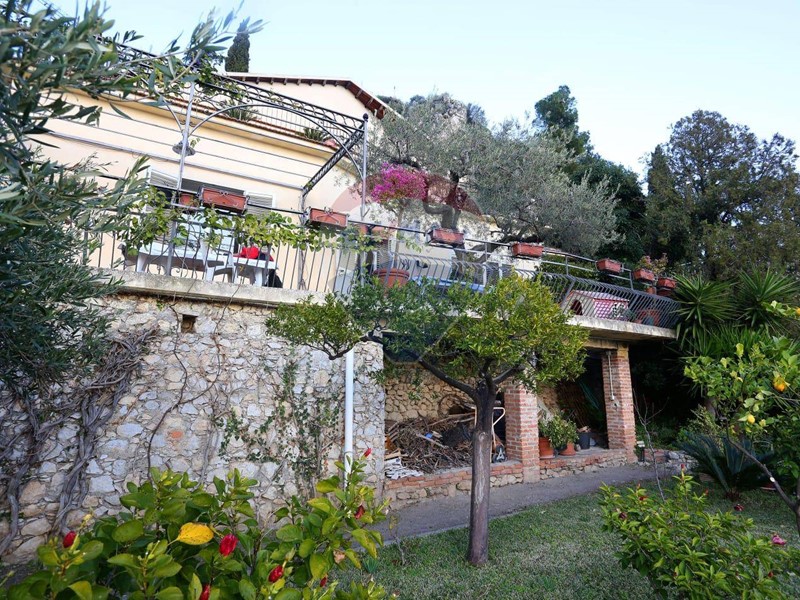 Villa in Vendita a Taormina, 1'150'000€, 379 m²