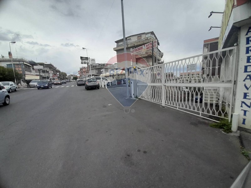 Immobile commerciale in Vendita a Gravina di Catania, 149'000&euro;, 400 m²