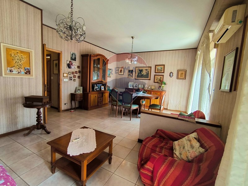 Appartamento in Vendita a Giardini Naxos, 130'000€, 165 m²