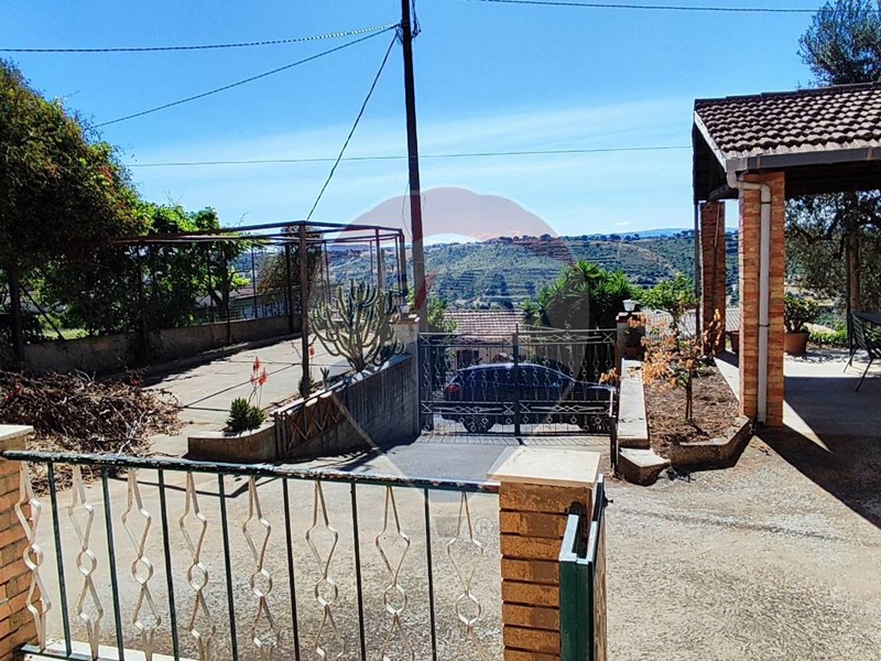 Villa in Vendita a Caltagirone, 95'000€, 185 m²
