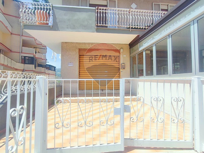 Immobile commerciale in Vendita a Gaggi, 60'000€, 52 m²