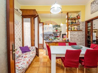 Appartamento in Vendita a Fiumefreddo di Sicilia, 190'000&euro;, 260 m²