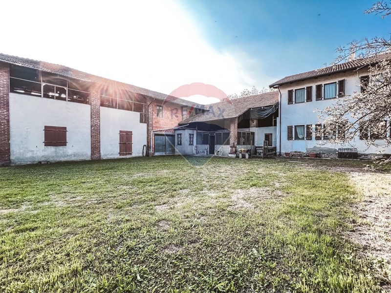 Casa Indipendente in Vendita a Vercelli, 165'000&euro;, 300 m²