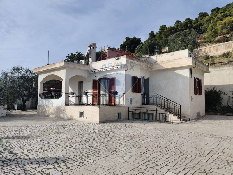 Villa in Vendita a Mattinata, 349'000€, 253 m²