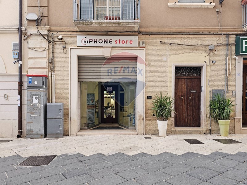 Immobile commerciale in Vendita a Lucera, 130'000€, 98 m²