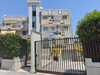 Quadrilocale in Affitto a Manfredonia, 699&euro;, 106 m²