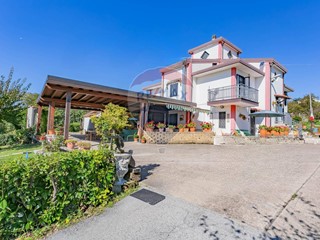 Attività commerciale in Vendita a Monteleone di Puglia, 610'000&euro;, 321 m²