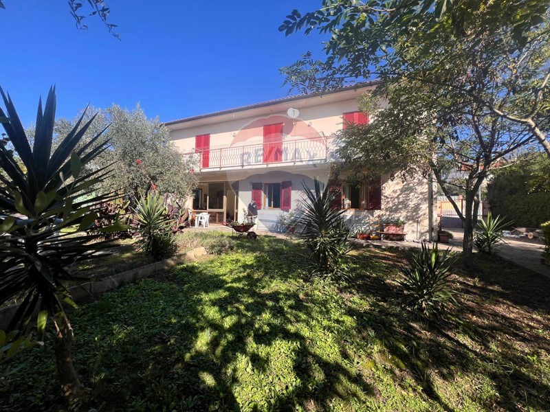 Villa in Vendita a Guardistallo, 449'000€, 286 m²