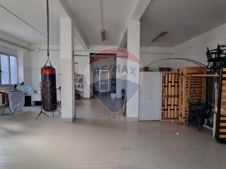Immobile commerciale in Vendita a Cecina, 199'900€, 300 m²