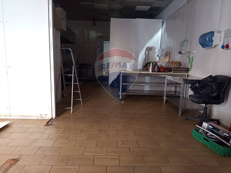 Attività commerciale in Affitto a Piombino, 700€, 80 m²