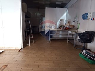 Attività commerciale in Affitto a Piombino, 700€, 80 m²