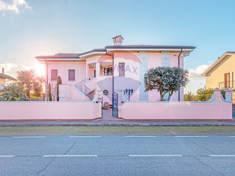 Villa in Vendita a Suzzara, 790'000&euro;, 395 m²